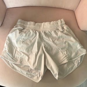 Women’s Lululemon White Hotty Hot Shorts Low Rise 4”
